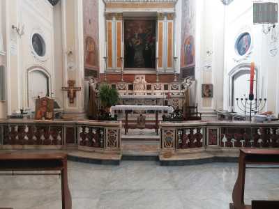 La zona presbiteriale � cinta da un�elegante balaustra in marmi policromi...